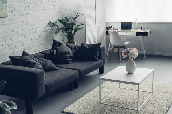 Interieur Eines Modernen Wohnzimmers Mit Sofa Und Arbeitsplatz Mit Laptop — Stockfoto