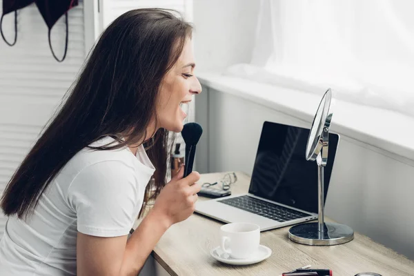 Riendo Mujer Transgénero Haciendo Maquillaje Lugar Trabajo Casa — Foto de stock gratis