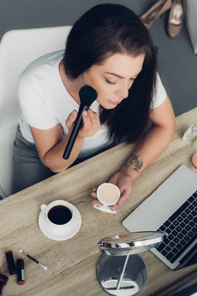 Vista Ángulo Alto Joven Transgénero Haciendo Maquillaje Lugar Trabajo Casa — Foto de stock gratis