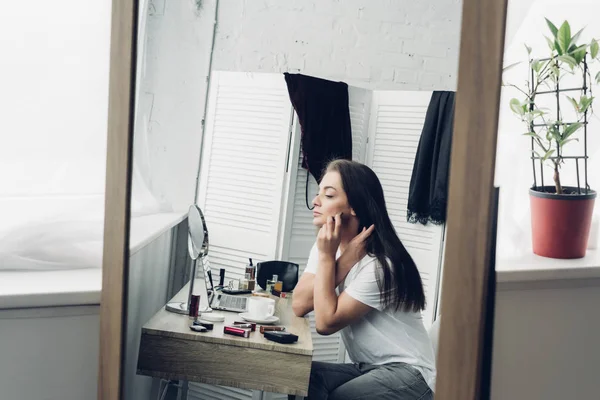 Ver Través Reflexión Espejo Joven Mujer Transgénero Haciendo Maquillaje Casa — Foto de Stock