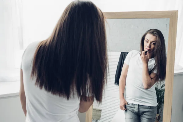 Jeune Femme Transgenre Appliquant Rouge Lèvres Tout Regardant Miroir — Photo