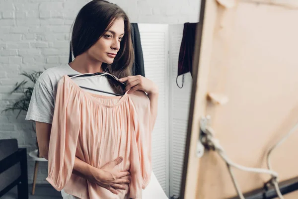 Aantrekkelijke Transgender Vrouw Proberen Vrouwelijke Shirt Kijken Naar Spiegel Thuis — Stockfoto