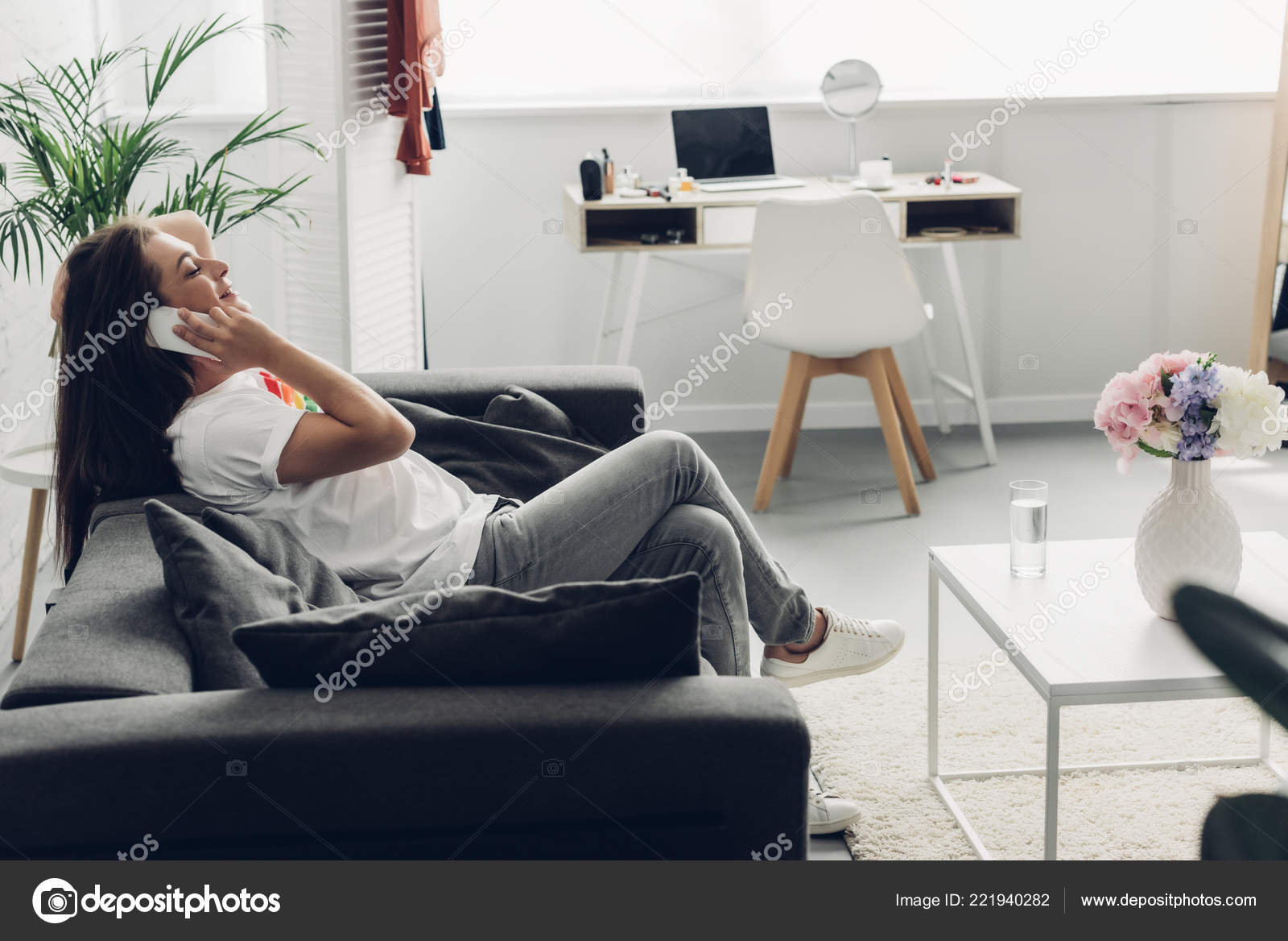 Brünette Transe am Sofa bearbeitet Brünette Transe am Sofa bearbeitet