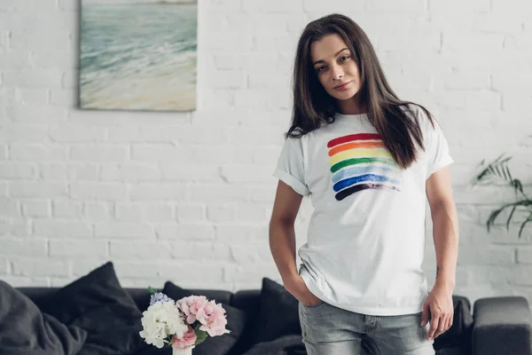 Joven Mujer Transgénero Camiseta Blanca Con Bandera Orgullo Mirando Cámara — Foto de Stock