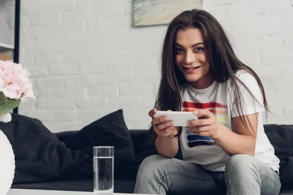 Sorridente Giovane Donna Transgender Utilizzando Smartphone Sul Divano Casa — Foto Stock