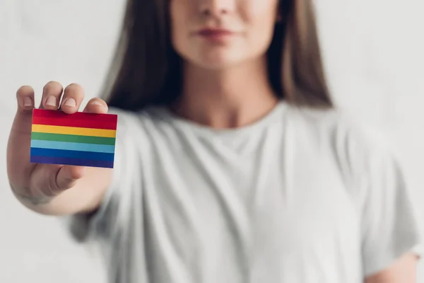 Close Tiro Jovem Transgênero Mulher Segurando Cartão Com Bandeira Orgulho — Fotografia de Stock