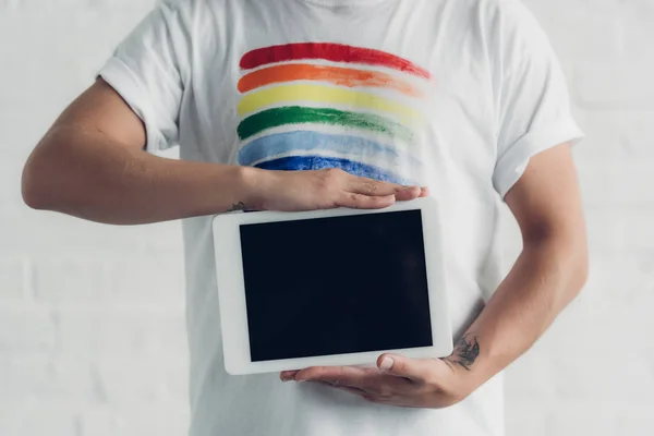 Recortado Disparo Hombre Camiseta Con Bandera Orgullo Celebración Tableta Con —  Fotos de Stock