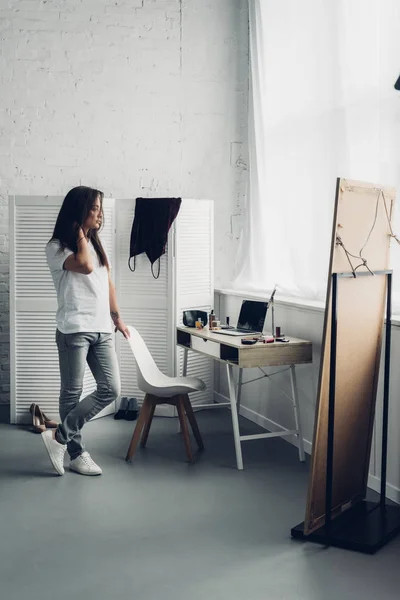 Jovem Transexual Homem Passar Tempo Sozinho Casa Imagens Royalty-Free