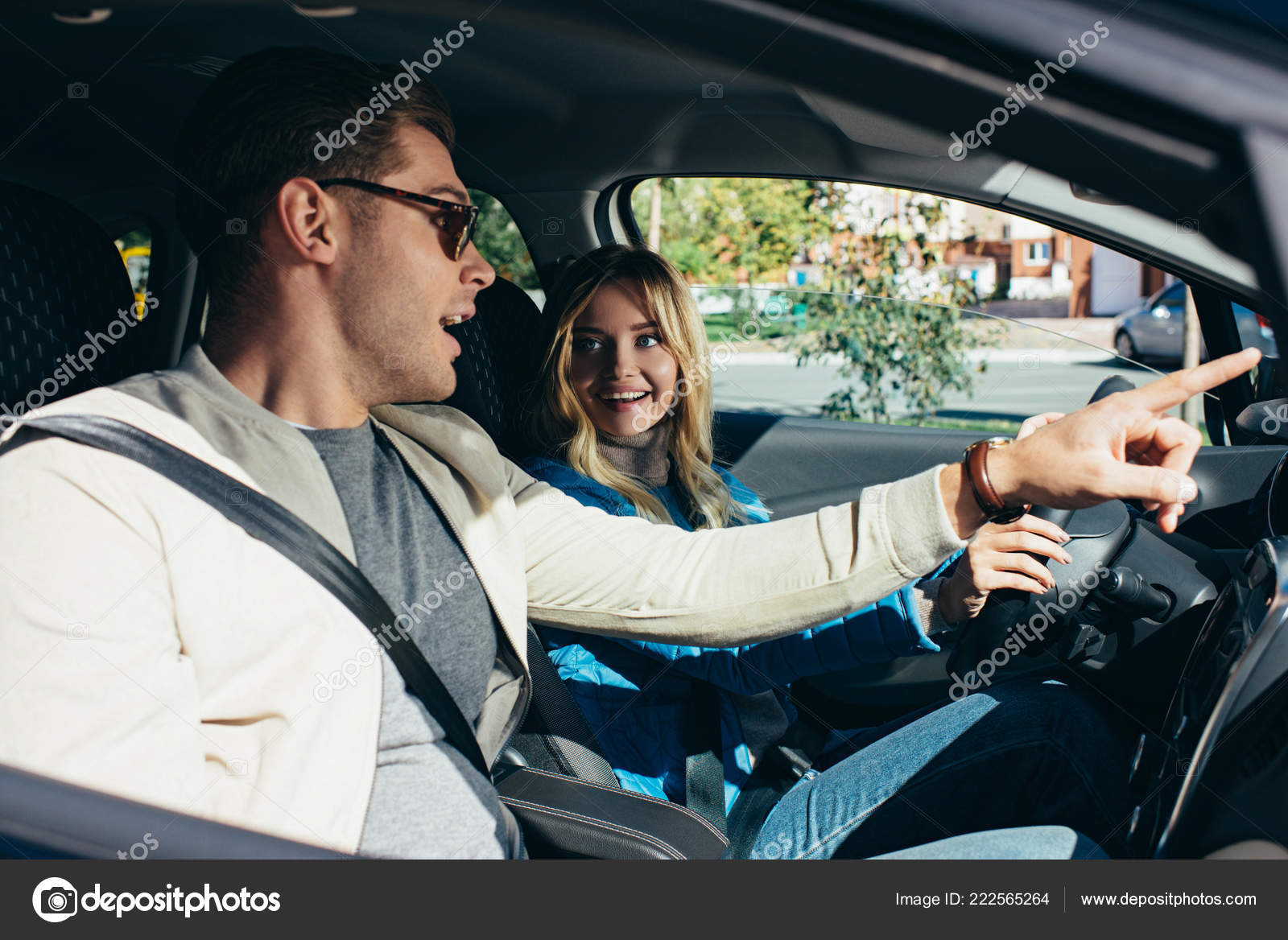Adam Arabada Karıya Yaslıyor
