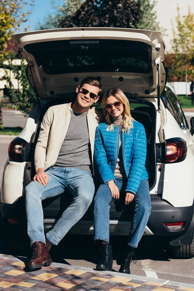 Couple Smiling Tourists Car Street — Free Stock Photo