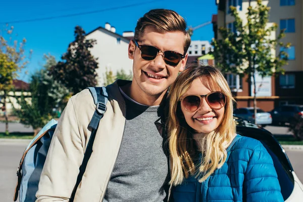 Portrait Smiling Couple Tourists Sunglasses Standing Street — Free Stock Photo