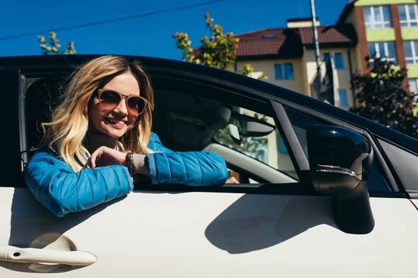 Neşeli Genç Kadın Sokakta Arabadan Eğilerek Güneş Gözlüğü — Stok fotoğraf