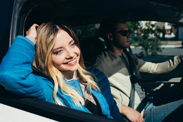 Lachende Vrouw Kijkt Uit Raam Van Auto Terwijl Vriendje Rijden — Stockfoto