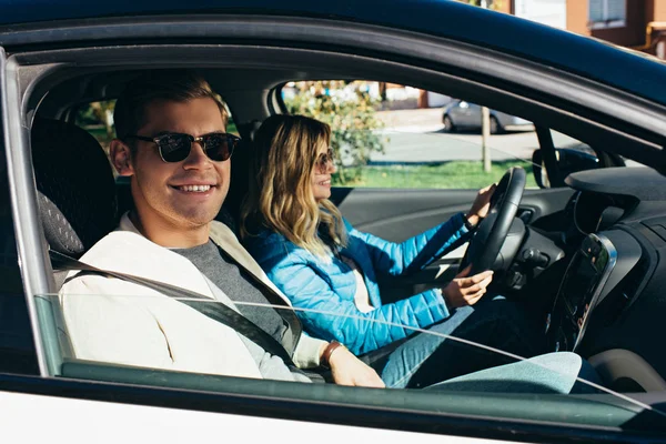 Vista Lateral Mujer Joven Conduciendo Coche Con Novio Sonriente Cerca — Foto de Stock