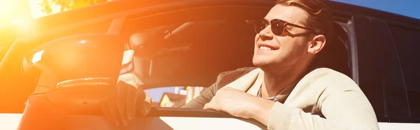 Усміхнений Молодий Чоловік Витягує Вікно Автомобіля Кермом Автомобіля — стокове фото