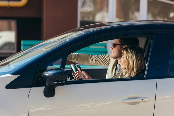 Side View Smiling Woman Driving Car Boyfriend Traveling Concept — Stock Photo, Image