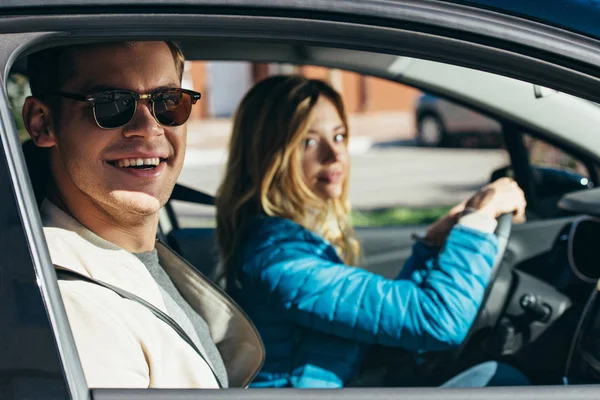 Junge Frau Fährt Auto Mit Freund Sonnenbrille Der Nähe Reisekonzept — Stockfoto