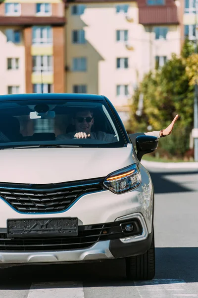 Joven Sonriente Hombre Gesto Mientras Conduce Coche — Foto de Stock