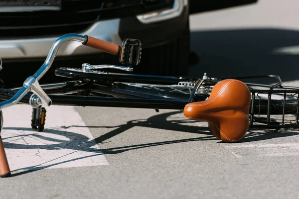 Nahaufnahme Kaputtes Fahrrad Und Auto Auf Der Straße Unfallkonzept — Stockfoto