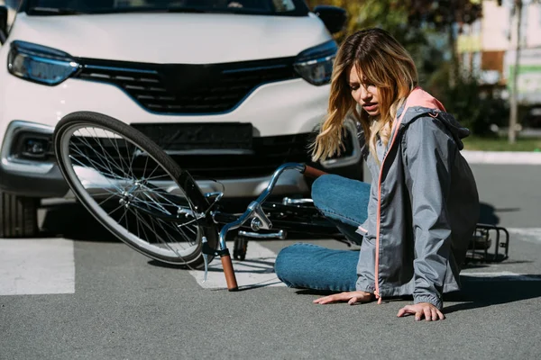 Młoda Kobieta Kosić Przez Samochód Drodze Concept Car Wypadek — Zdjęcie stockowe