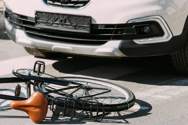 Крупный План Разбитого Велосипеда Автомобиля Дороге Концепция Дтп — стоковое фото