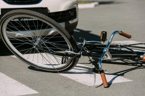 Yolda Araba Kaza Kavramı Kırık Bisiklet Araba Bakış Kapatın — Stok fotoğraf