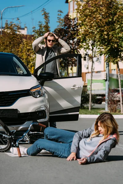 Joven Ciclista Segada Por Conductor Coche Carretera Concepto Accidente Coche — Foto de Stock