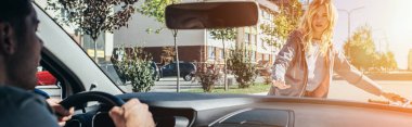 Genç kadın pilotu geçiş road yaparken ile kavga