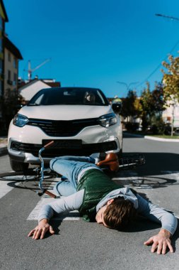 Erkek bisiklet binici kadın arabada yolda araba kaza kavramı çarptı