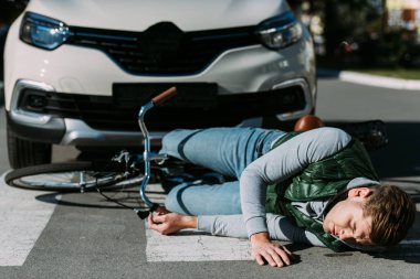 yaralı bisikletçi bisiklet yolu ile motorlu araç çarpışmadan sonra yalan  