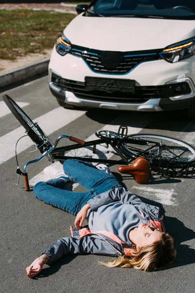 Young Woman Mowed Car While Driving Bicycle Road Car Accident — Stock Photo, Image