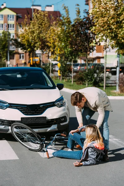 Водій Автомобіля Допомагає Пораненій Молодій Жінці Вставати Після Дтп Дорозі — стокове фото