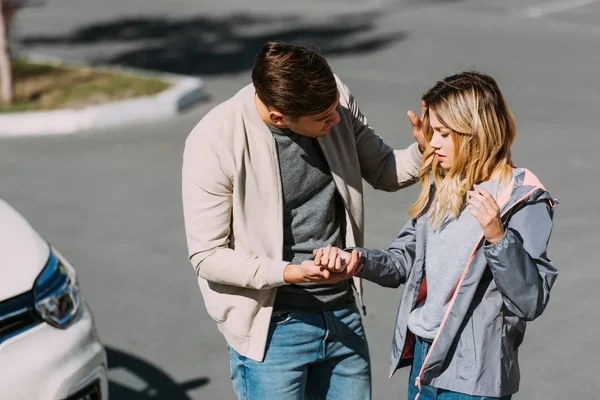 Car Driver Helping Injured Young Woman Car Accident Road — Stock Photo, Image