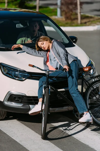 Ung Kvinna Fick Klippas Med Bil Körning Cykel Road Bil — Gratis stockfoto