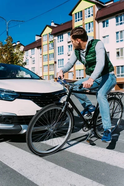 Mann Auf Radweg Überquert Straße Während Fahrer Auto Wartet — Stockfoto