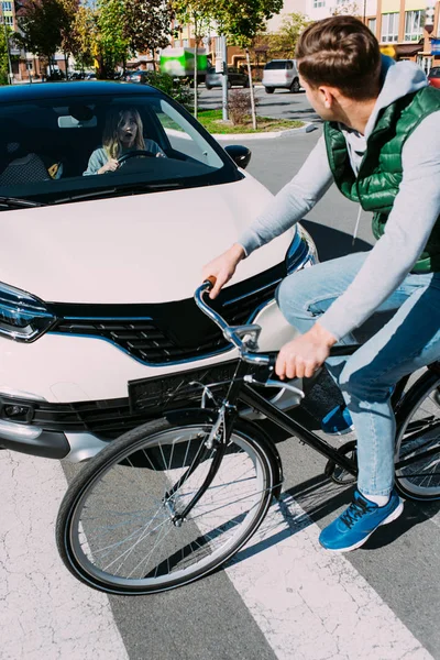 Mužské Cyklistu Srazilo Ženu Autě Silnici Auto Nehoda Koncept — Stock fotografie