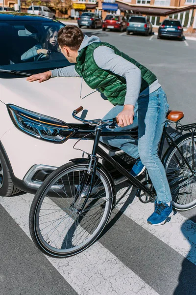 Erkek Bisiklet Binici Kadın Arabada Yolda Araba Kaza Kavramı Çarptı — Stok fotoğraf