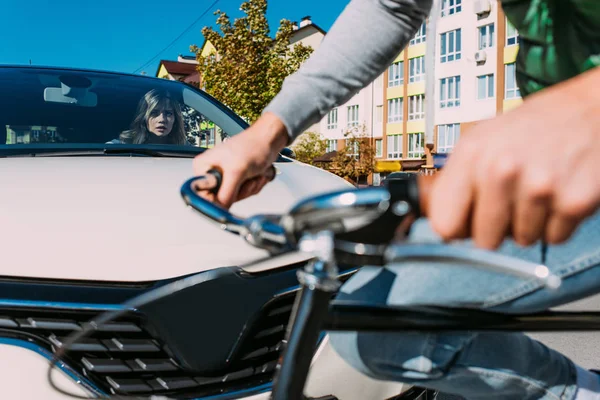 Částečný Pohled Muže Cyklistu Srazilo Ženu Autě Silnici Auto Nehoda — Stock fotografie