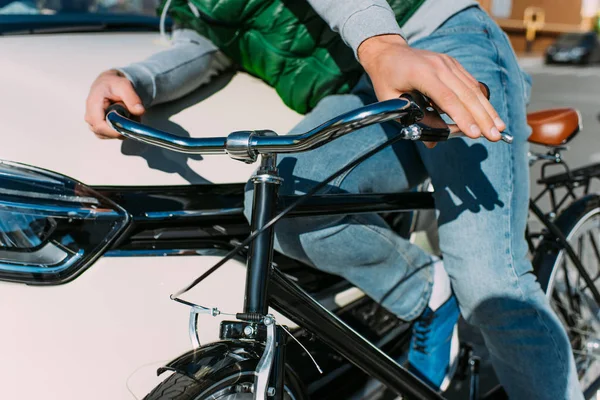 Részleges Kilátás Nyílik Férfi Kerékpár Lovas Elütötte Autó Úton Autó — Stock Fotó