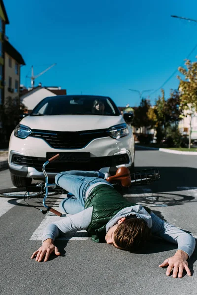 男自行车骑手在路上被女子撞倒 车祸概念 — 图库照片
