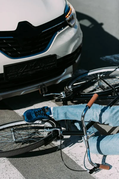 男性の自転車に乗る道 車事故概念車にはねの部分ビュー — ストック写真
