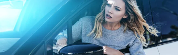 車を運転中 車の窓を傾かせる若いショックを受けた女性 — ストック写真