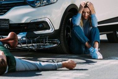 yolda yalan ve trafik çarpışmadan sonra ağlayan kadın korkuttu bisikletçi kırpılmış atış 