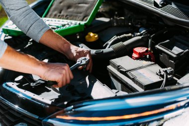 Genç adam kırık araba motoru tamir kısmi görmek