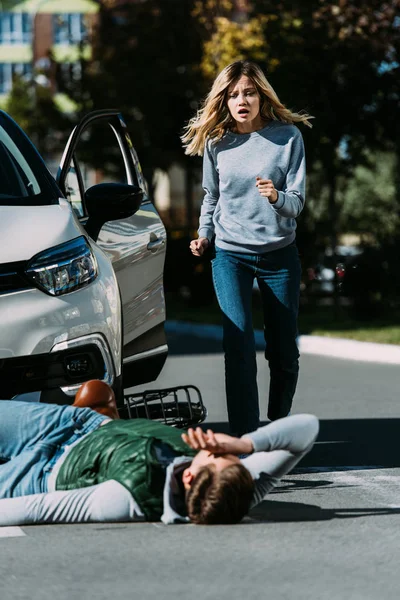 Chockad Kvinna Kör Till Skadade Cyklist Vid Trafikolycka — Stockfoto