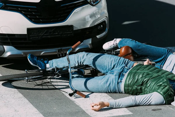 Oříznutý Snímek Mladých Cyklistů Ležící Silnici Dopravní Nehodě — Stock fotografie