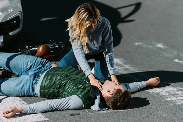 Young Woman Checking Pulse Injured Cyclist Traffic Collision — Stock Photo, Image