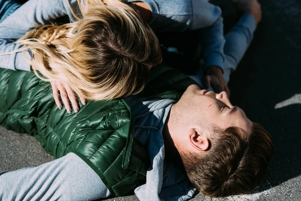 Frau Überprüft Herzschlag Von Verletztem Mann Nach Autounfall — Stockfoto