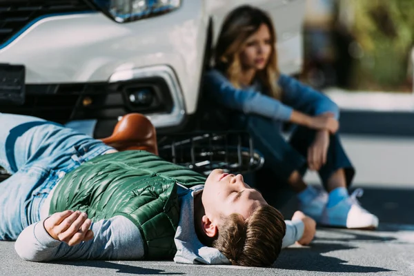 Zraněný Mladý Cyklista Ležící Silnici Kolize Motorových Vozidel — Stock fotografie