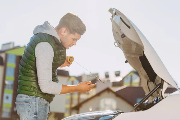 Boční Pohled Mladého Muže Kontrola Hladiny Motorového Oleje Rozbité Auto — Stock fotografie